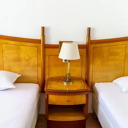 Navi Hotell *